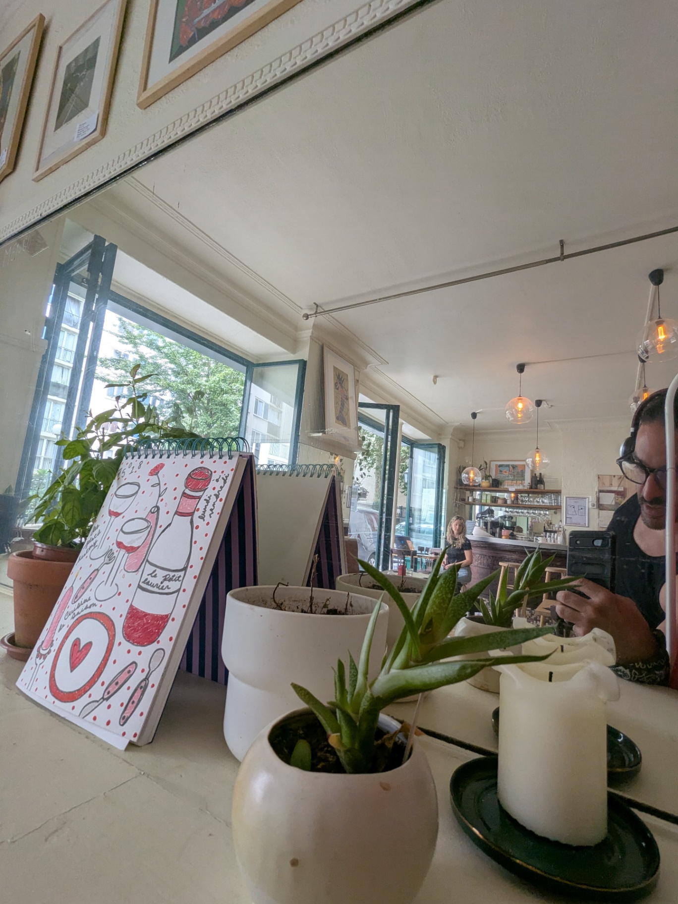 Ardoises et plantes sur le comptoir