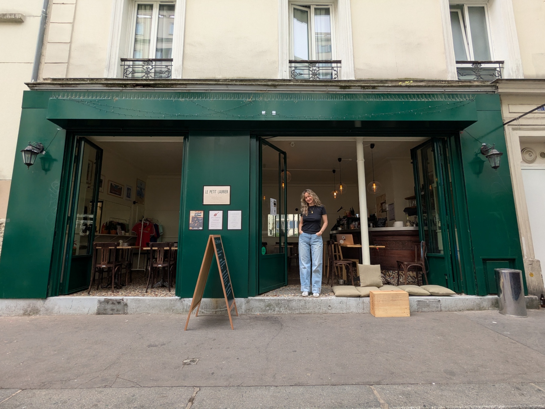 Devanture verte du Petit Laurier, rue des Portes Blanches à Paris