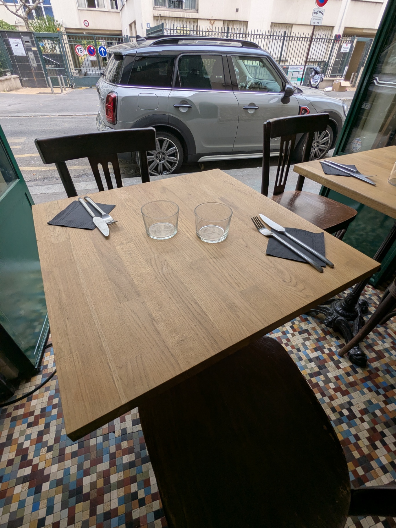 Table dressée devant la vitrine ouverte